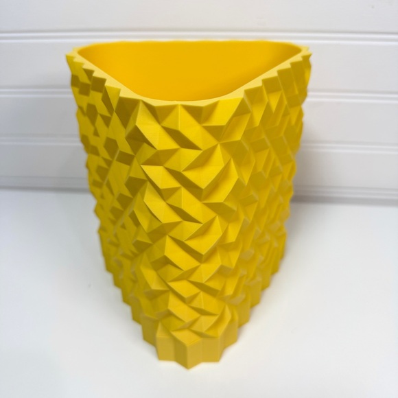 Cobble Planter 02, Indoor Flower Pot, Tabletop Planter, Triangular Design - Picture 3 of 9